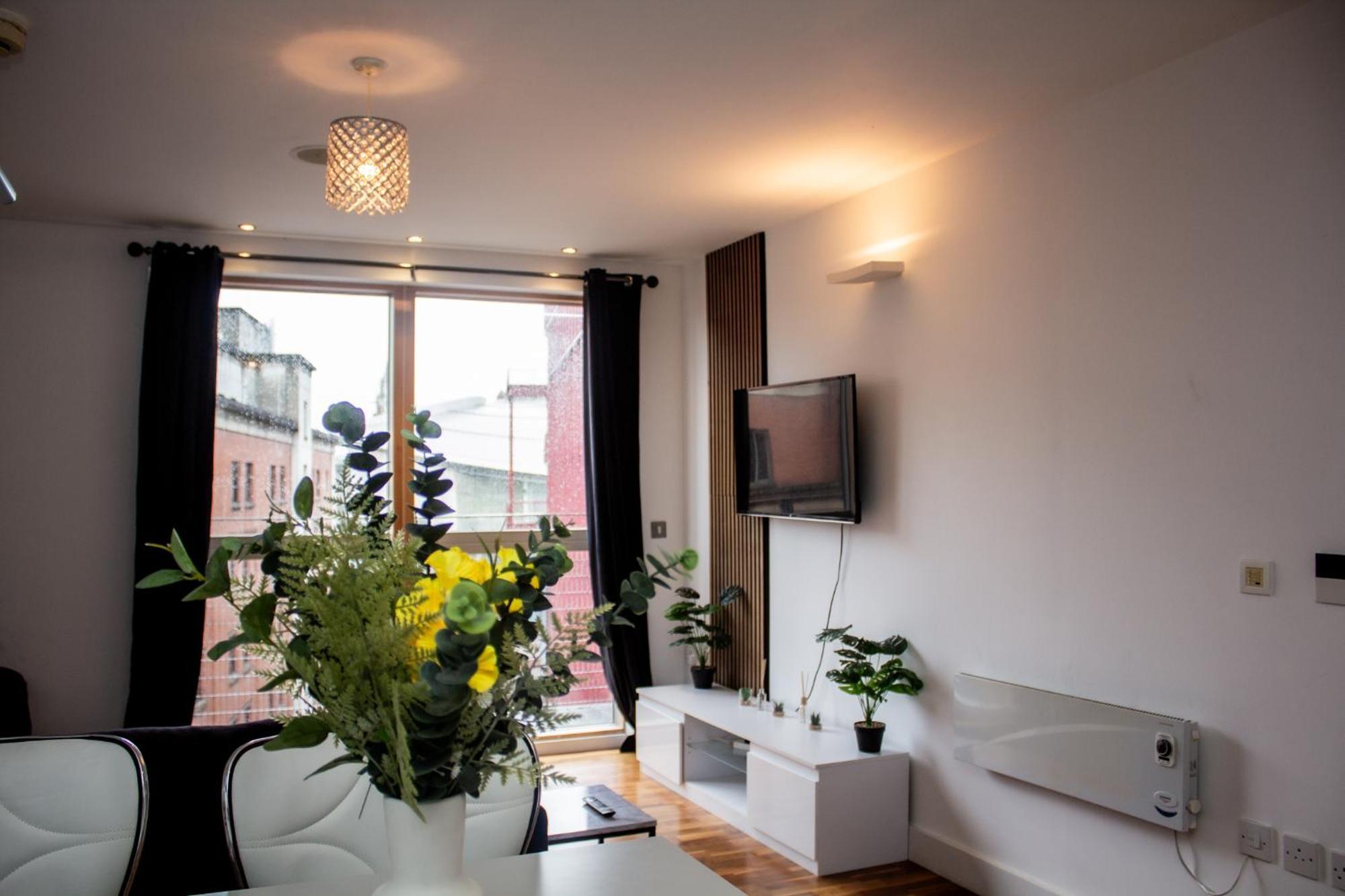 2 Bedroom Apartment With City Views, Balcony & Free Parking, Manchester