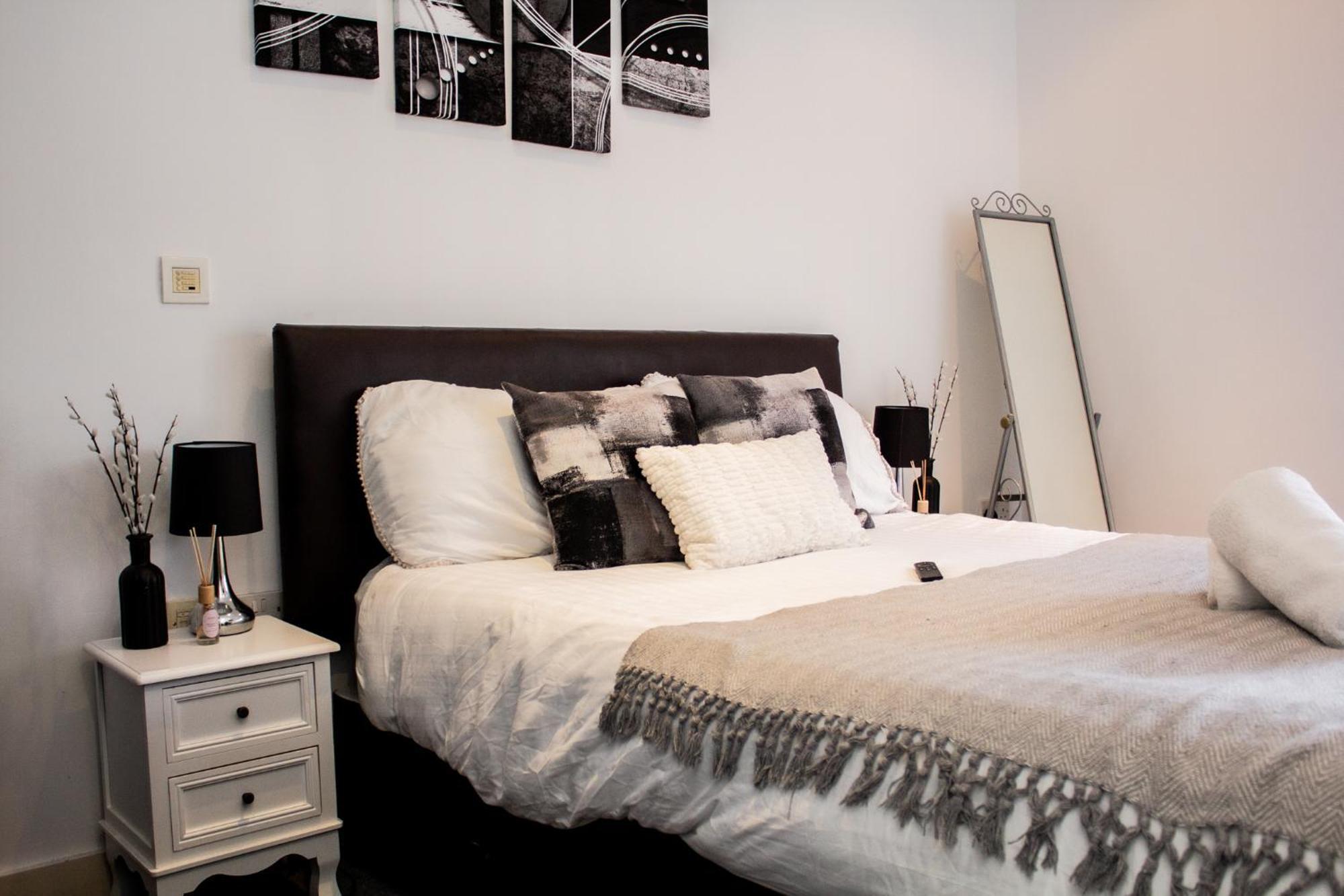 2 Bedroom Apartment With City Views, Balcony & Free Parking — Photos 1